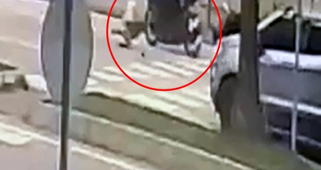 Bebek Arabasına Çarpan Motosiklet Kaçtı!