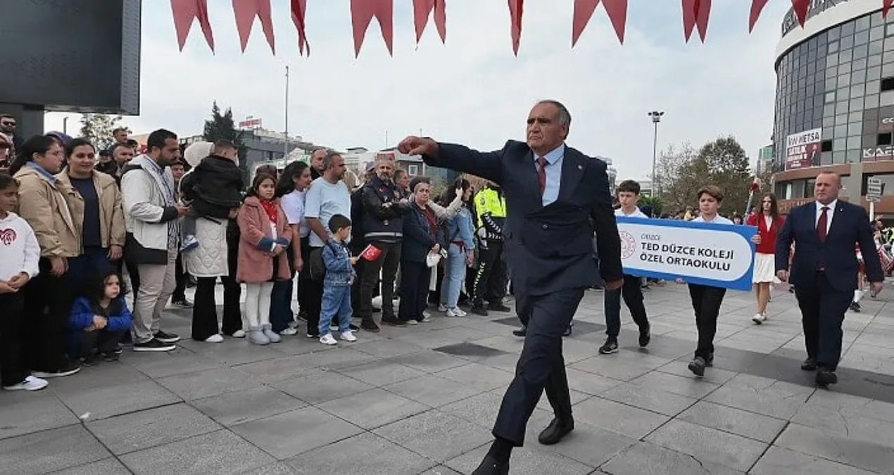 Beden Eğitimi Öğretmeninin 29 Ekim Yürüyüşü Sosyal Medyada İlgi Çekti