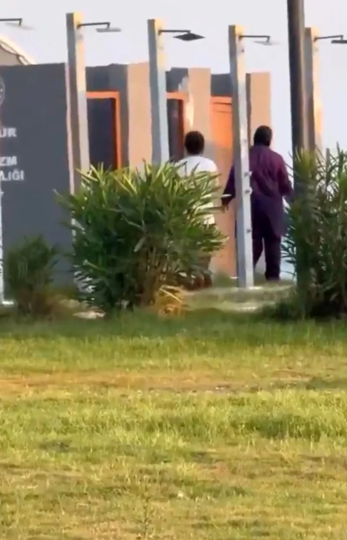Plajda tesettürlü kadınları videoya alıp hakaret etti! Soruşturma başlatıldı 2