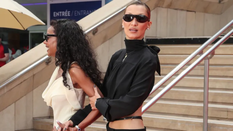 Bella Hadid Cannes’da Arkadaşıyla El Ele