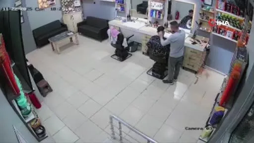 Berber dükkanında dehşet veren anlar! Kurşun yağdırdı...