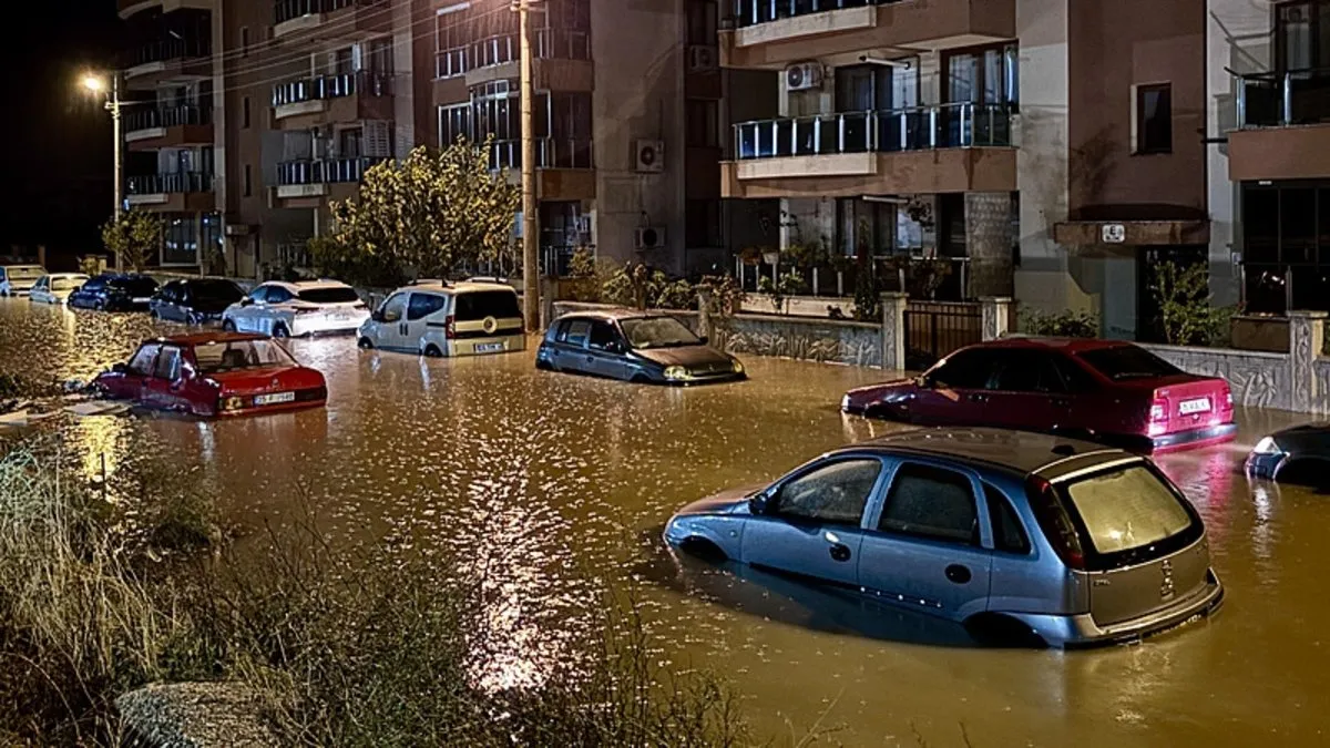 Bergama’da Sel Felaketi: Cadde ve Sokaklar Göle Döndü!