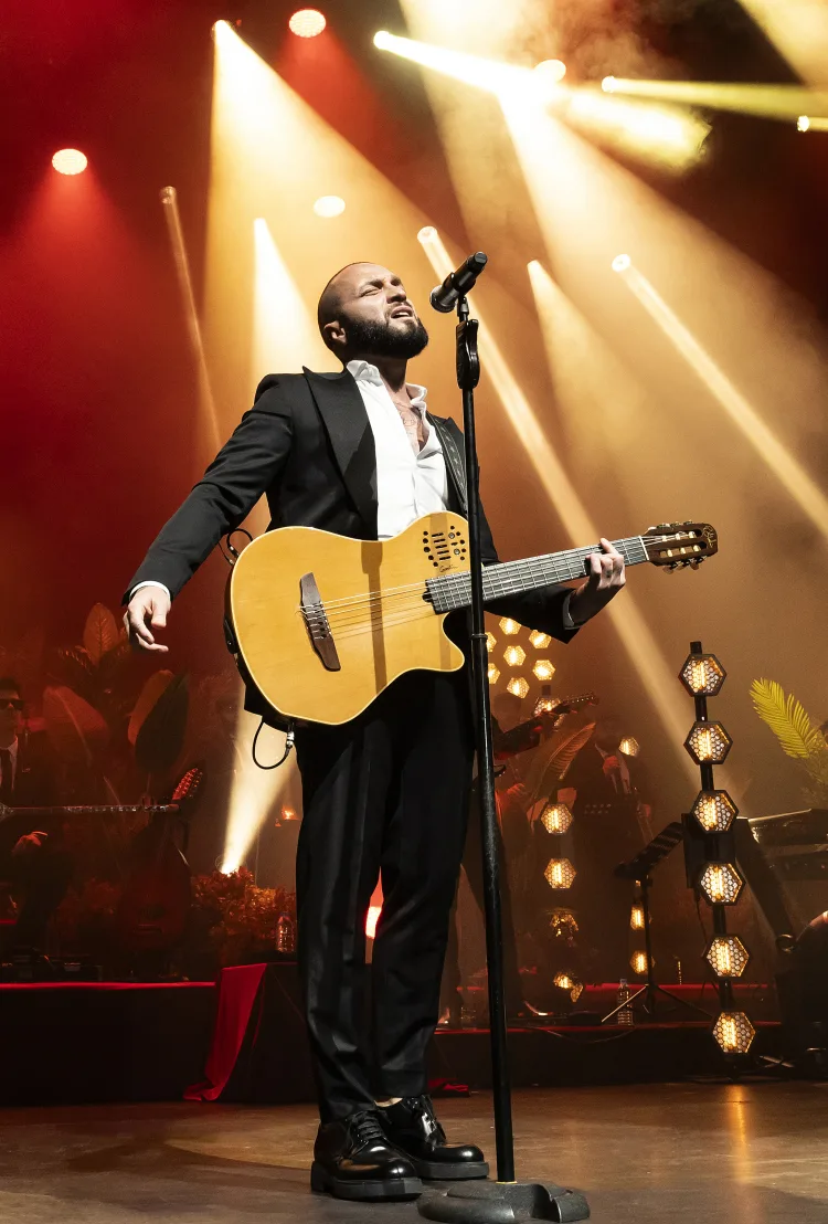 Berkay, ‘Evdeyiz Dede’ ile Kapalı Gişe Konser Verdi!