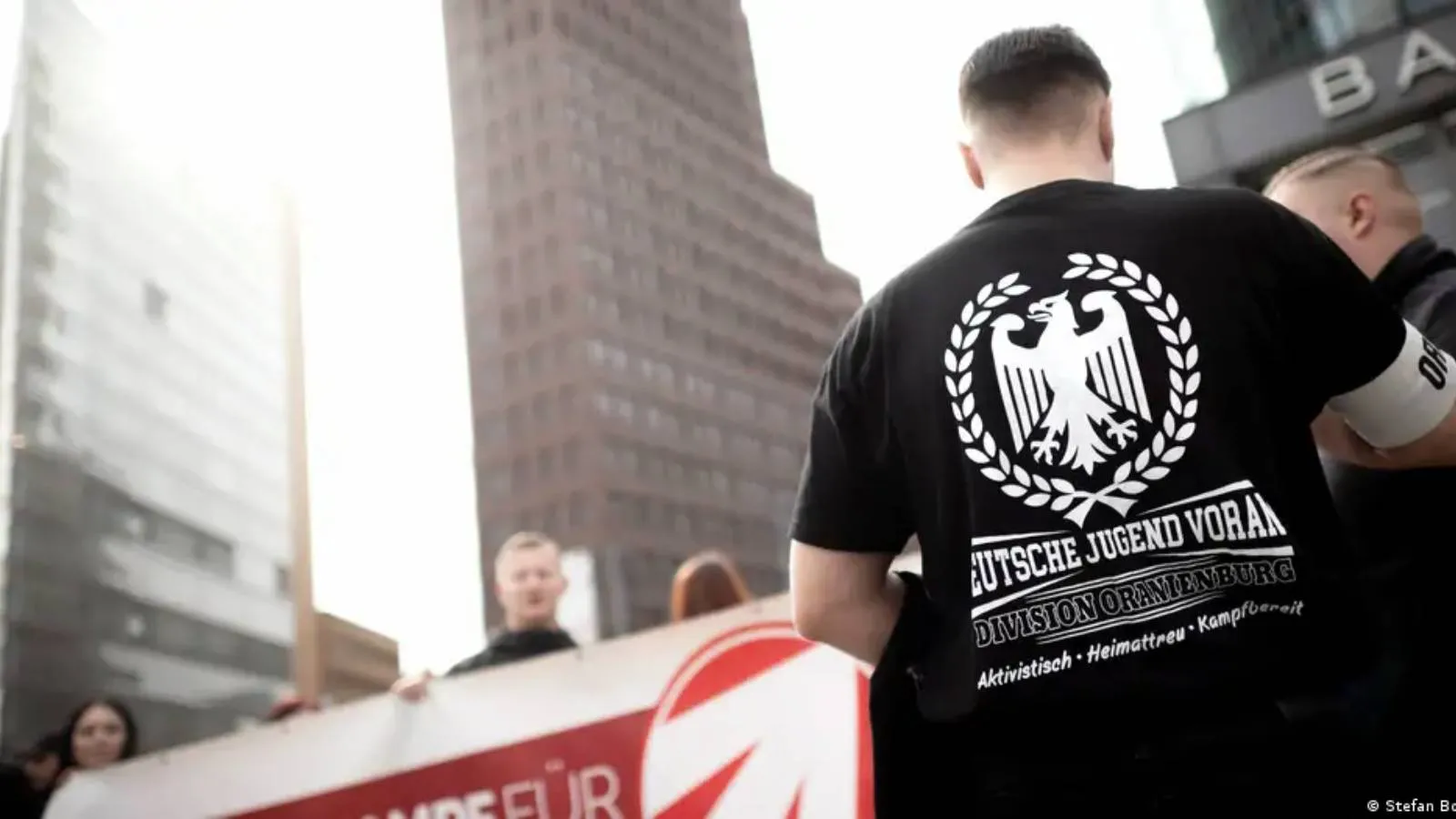 Berlin’de Neonazi Tehdidi: Gençler Direnişte!