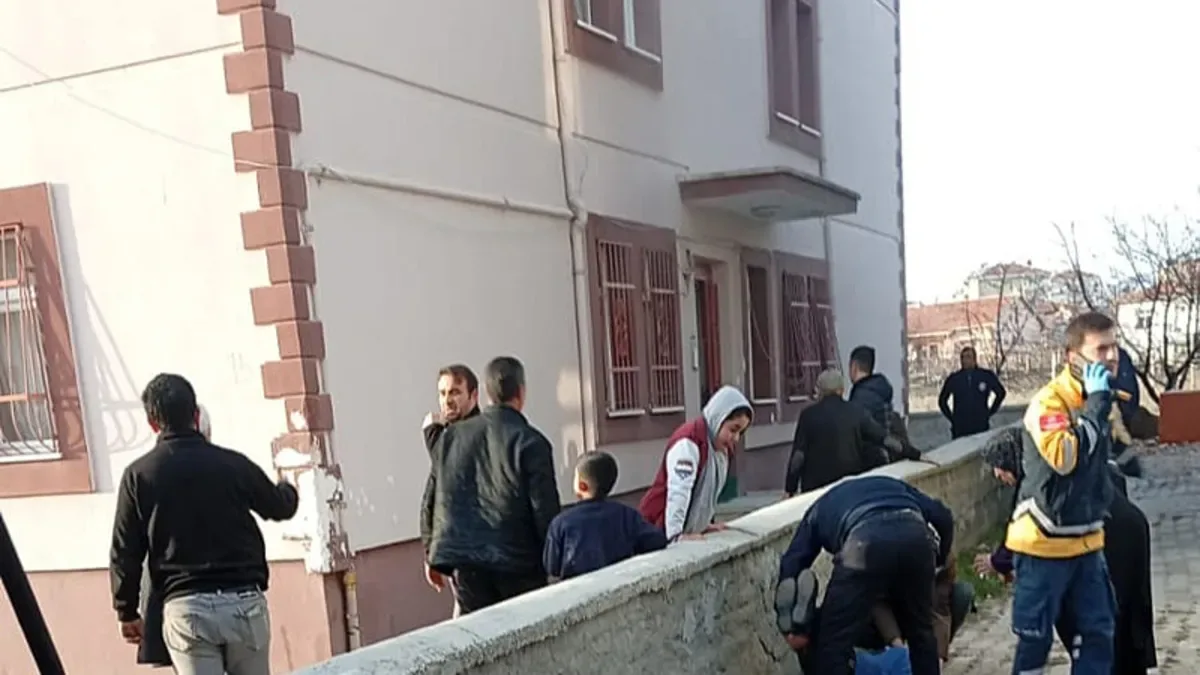 Beş Katlı Apartmanda Yangın: Aile Hastaneye Kaldırıldı