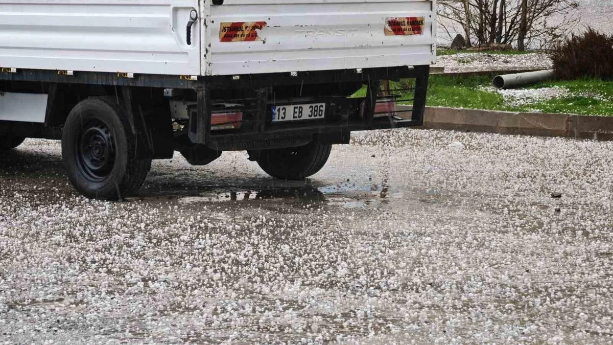 Beş Minare’de Dolu Yağışı Caddeyi Beyaza Bürüdü