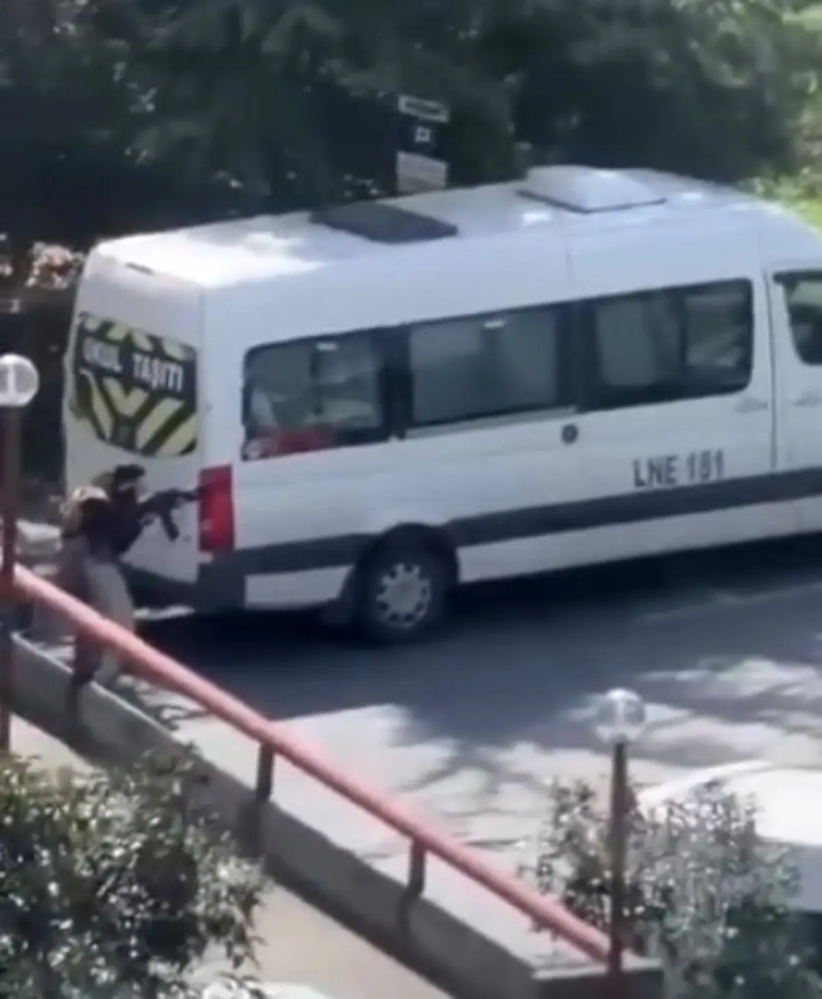 İsrail konsolosluğu önündeki çatışmada dikkat çeken an! Kahraman polisimiz böyle avladı 2