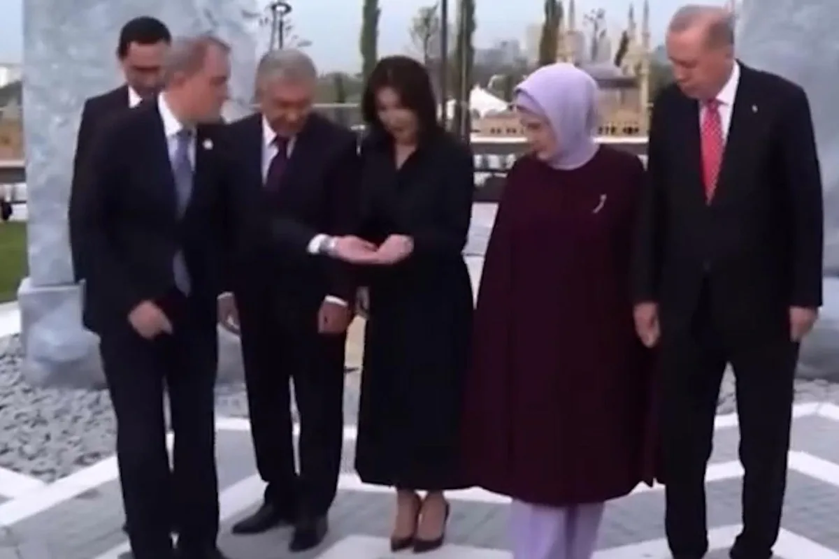 Beştepe'deki açılışta dikkat çeken an: Yere düşen küpe