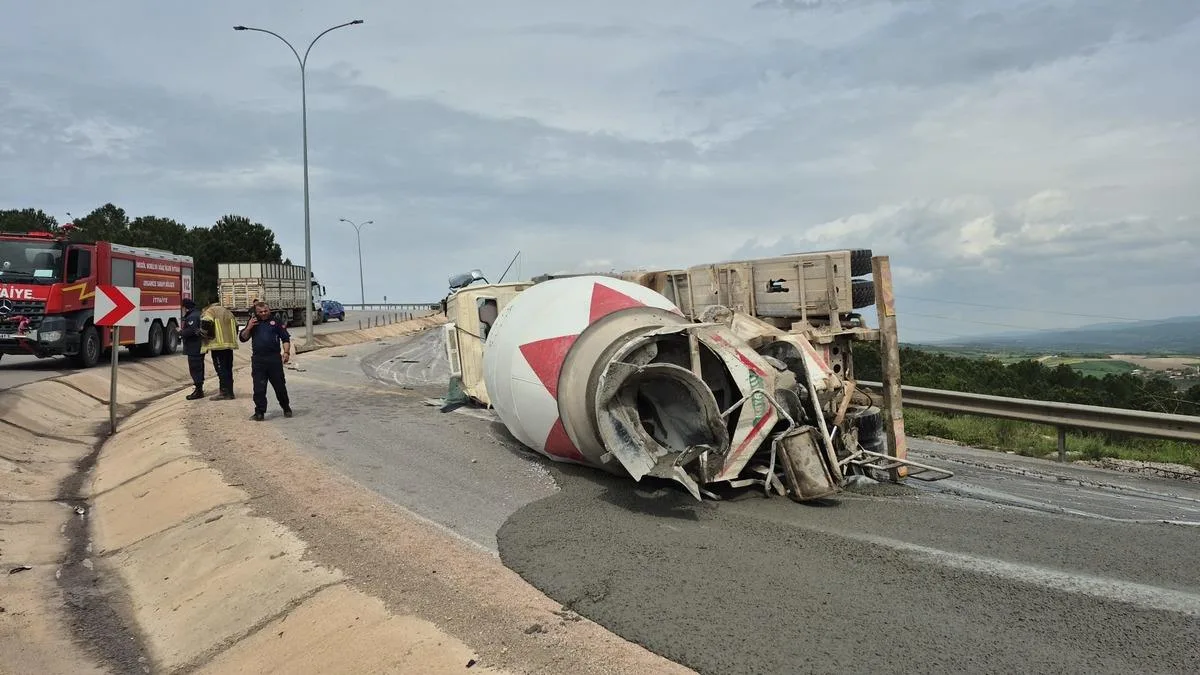 Beton Mikseri Devrildi, Sürücü Hastaneye Kaldırıldı
