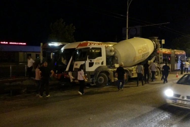 Beton Mikseri Trambüse Çarptı: 4 Yaralı!