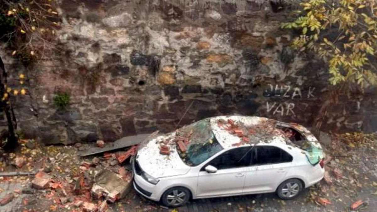 Beton Pompası, Park Halindeki Araca Zarar Verdi!