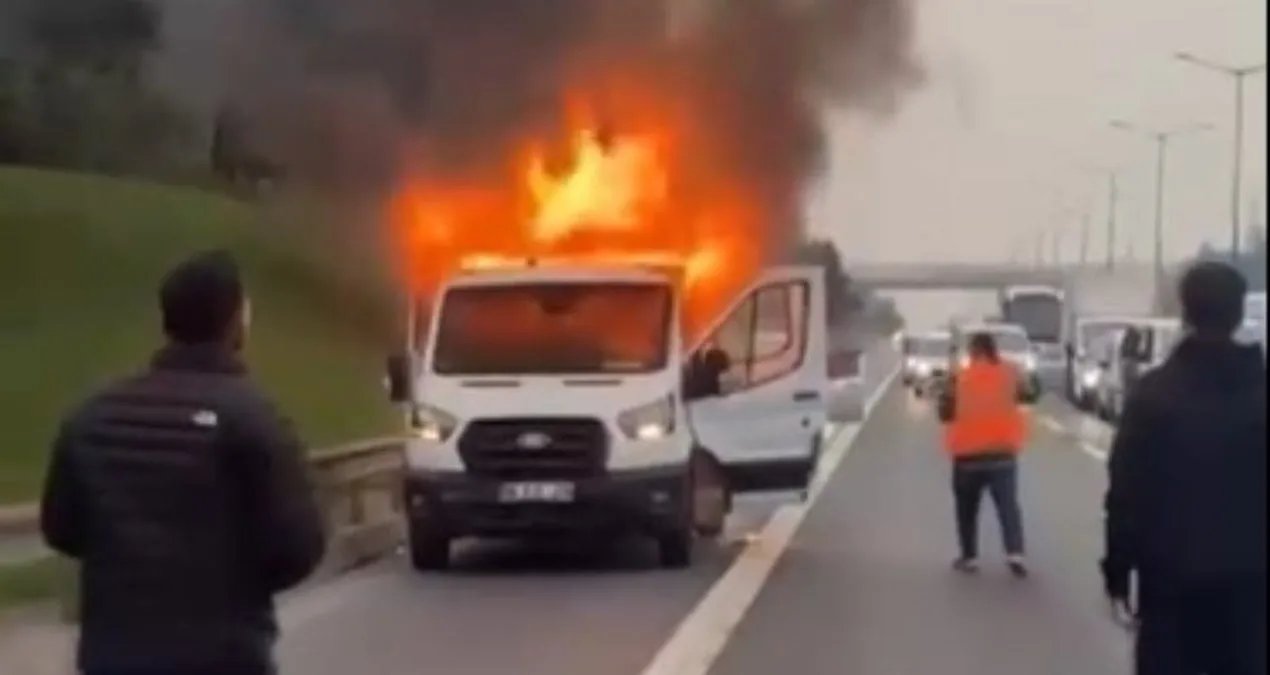 Beykoz’da Kamyonette Yangın, Trafik Kilitlendi!