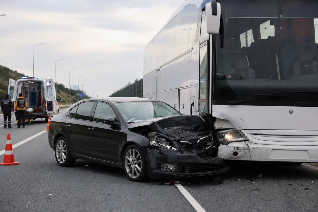 Beykoz’da Otomobil ve Otobüs Çarpıştı: 1 Yaralı