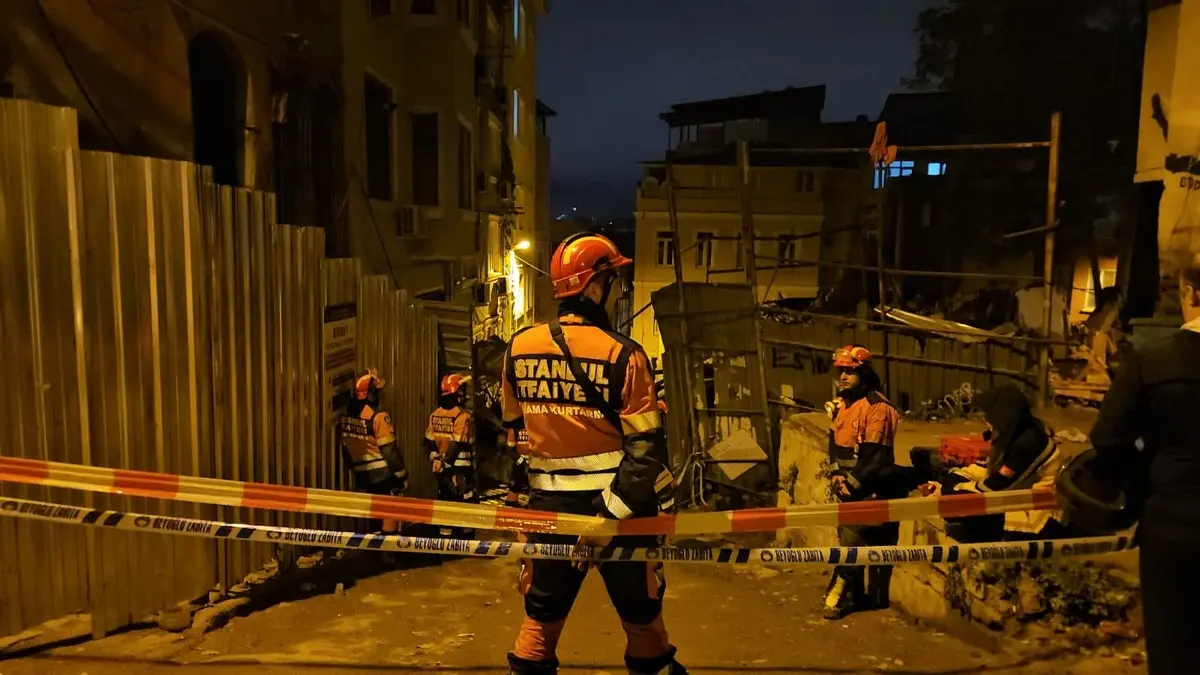 Beyoğlu nda 5 katlı bina çöktü! Ekipler seferber oldu 1