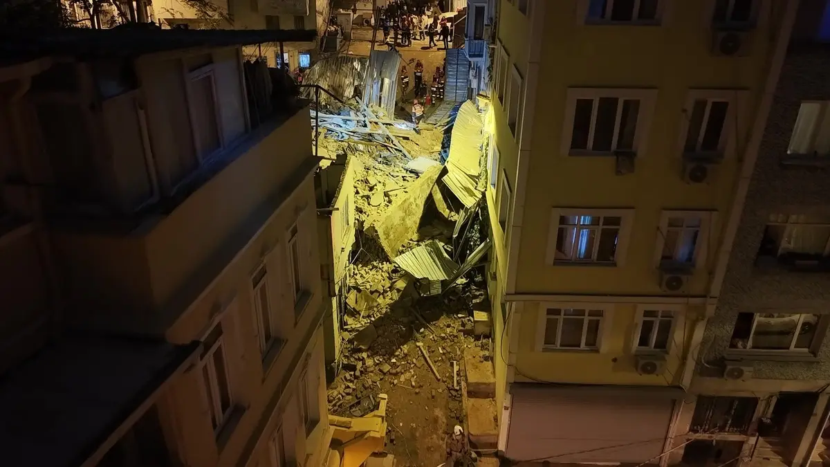Beyoğlu nda 5 katlı bina çöktü! Ekipler seferber oldu 6