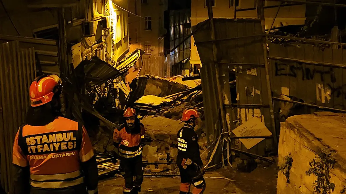 Beyoğlu'nda 5 katlı bina çöktü! Ekipler seferber oldu