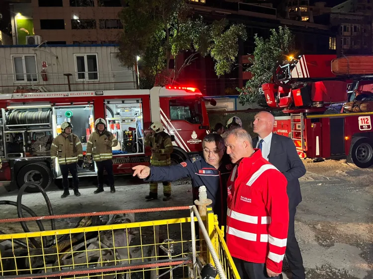 Beyoğlu’nda İskelenin Çökmesi: 2 İşçi Kurtarıldı!