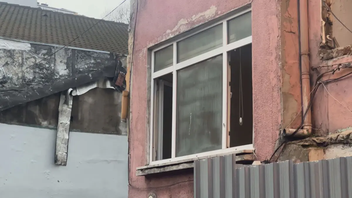 Beyoğlu nda kahreden haber! 2 yaşındaki bebek alevlerin arasında kaldı 2