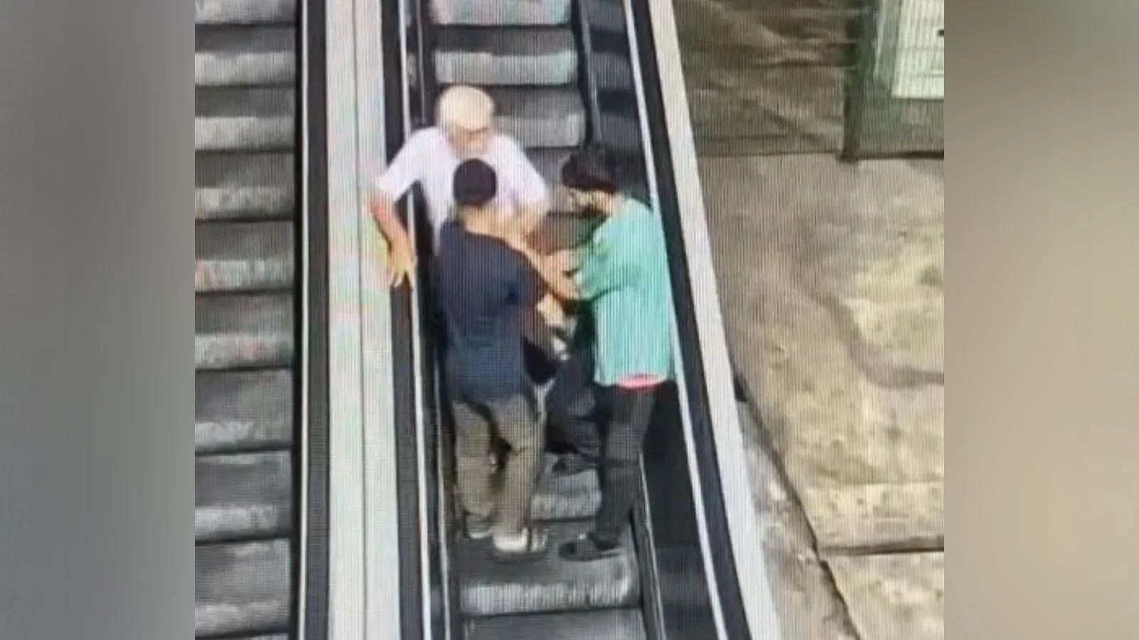 Beyoğlu’nda Yaşlı Adam Gasp Edildi! 2 Şüpheli Yakalandı