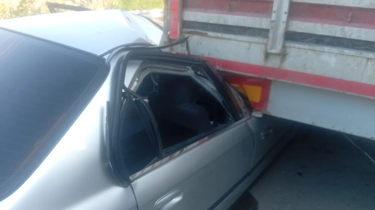 Beypazarı’nda Otomobil Tıra Çarptı: 4 Yaralı!
