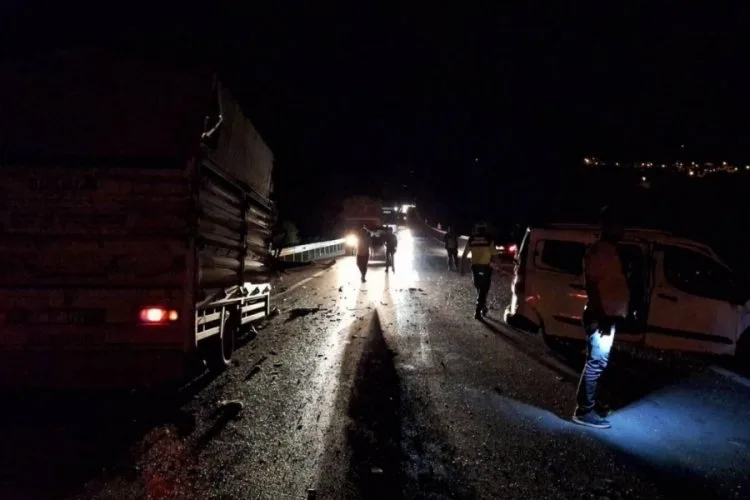 Bilecik'te hafif ticari araç kamyonetle çarpıştı: 1 ölü, 2 yaralı
