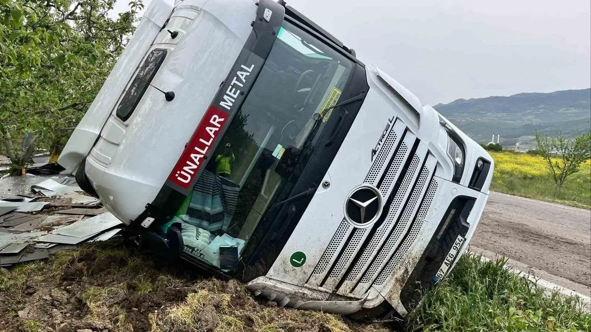 Bilecik’te Tır Devrildi, Sürücü Sağ Kurtuldu!