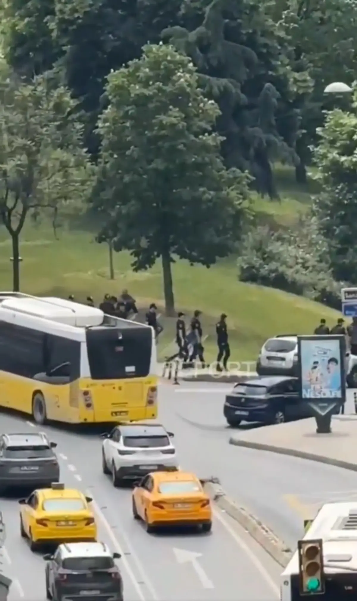 Çevik kuvvet Bilgi Üniversitesi nde! Okula kilit vuruldu: Gündem olan görüntüler 2