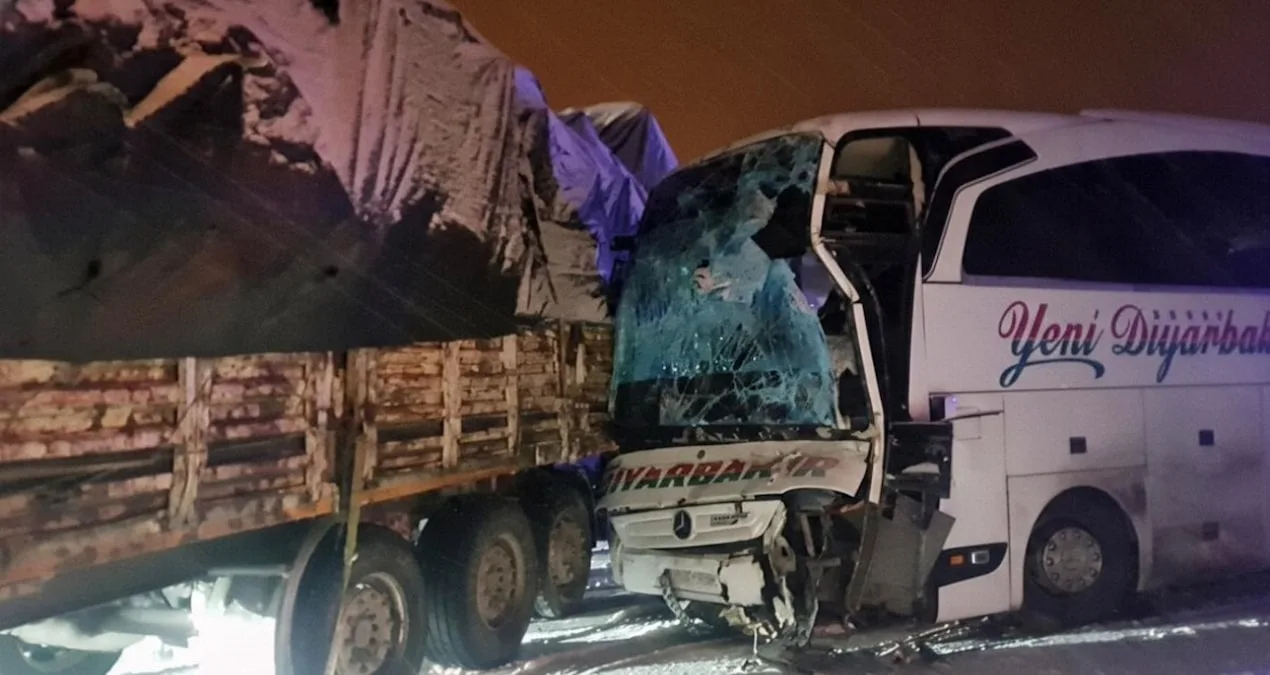 Bingöl’de Otobüs TIR’a Çarptı: 3 Yaralı!