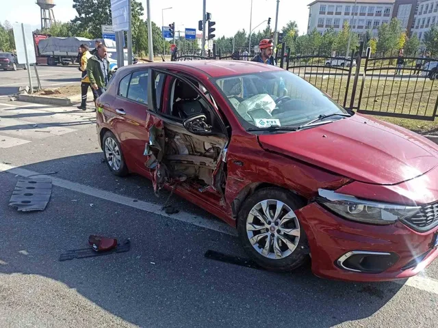 Kavşakta feci kaza! İki araç çarpıştı, 5 kişi yaralandı
