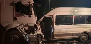 İşçi servisi ile kamyon kafa kafaya çarpıştı: 1 işçi hayatını kaybetti, 14 yaralı