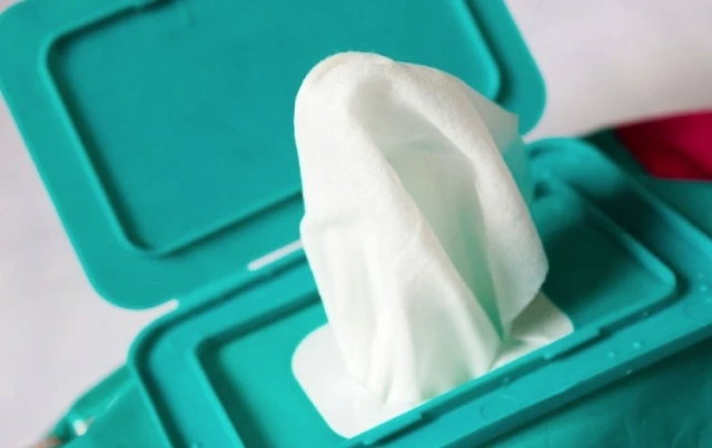 Birleşik Krallık’ta Plastik Islak Mendil Satışı Yasaklanıyor