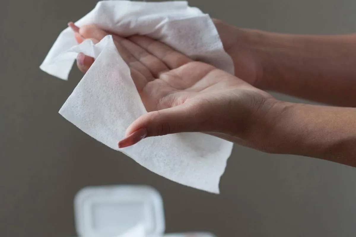 Birleşik Krallık’ta Plastik Islak Mendil Satışı Yasaklanıyor