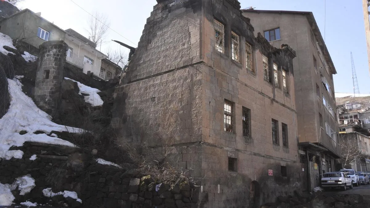 Bitlis’te Tescilli Evler Yıkılma Tehlikesiyle Karşı Karşıya