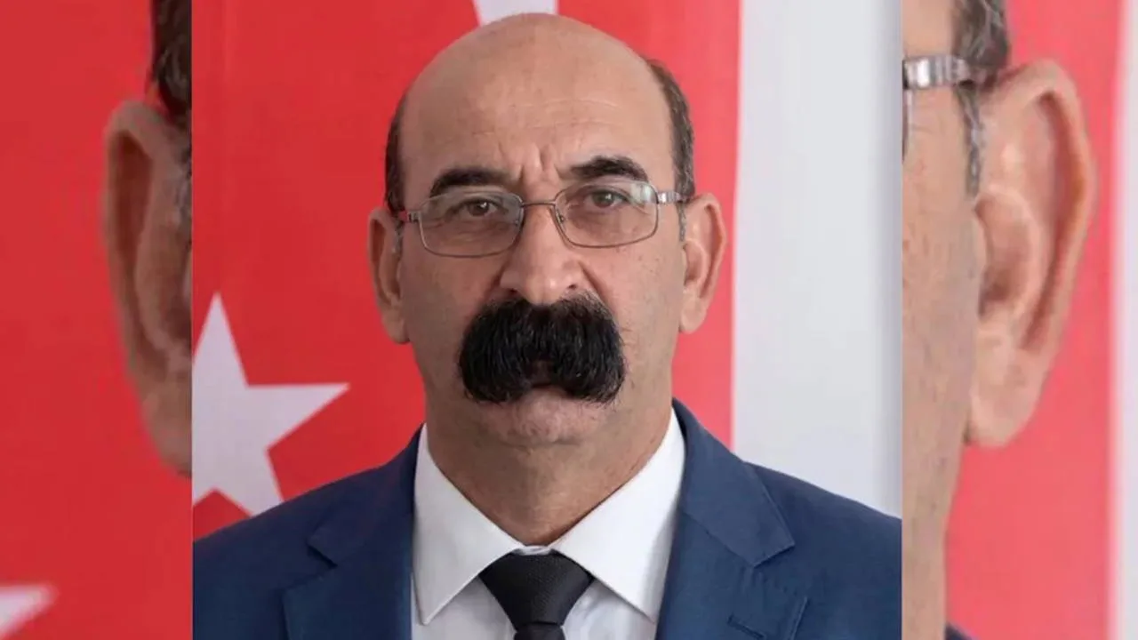 Bıyıklarıyla Gündem Olan Muhtar Siyasete Atıldı!