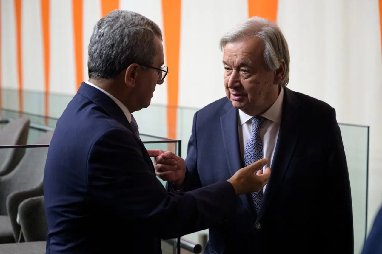 Türkiye'nin BM Daimi Temsilcisi Büyükelçi Ahmet Yıldız, Katar Emiri Şeyh Hamad bin Halife Al Sani adına BM Genel Merkezi'nde düzenlenen anma töreninde BM Genel Sekreteri Antonio Guterres ile birlikte görülüyor. Yıldız söz konusu etkinlikte İslam İşbirliği Teşkilatı New York Grubu adına beyanda bulundu, 11 Eylül 2026