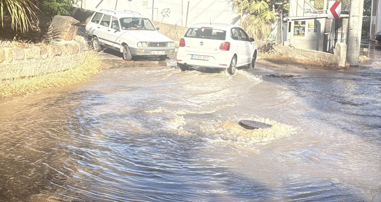 Bodrum’da Su Hattı Patladı, Cadde Sular Altında!