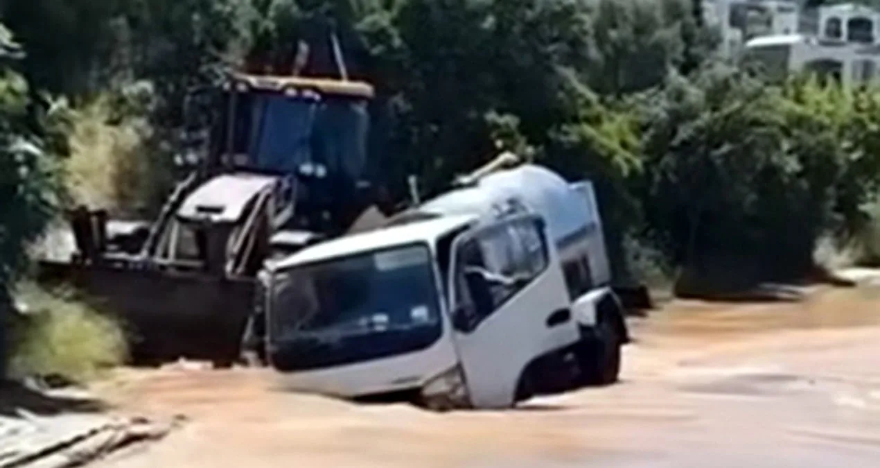 Bodrum’da Su Hattı Patladı, Tanker Çukura Düştü!
