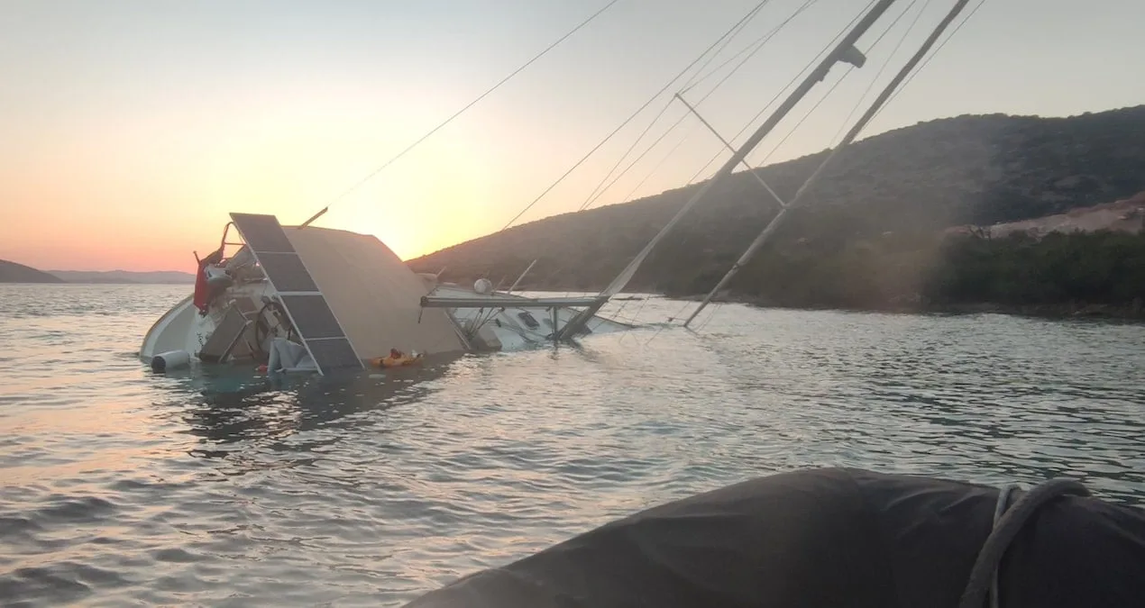 Bodrum’da Yelkenli Tekne Kayalıklara Sürttü!