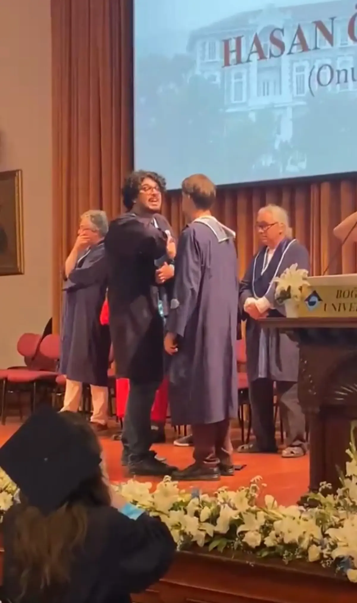 Boğaziçi nde  diploma  düellosu! Öğrenci fotoğrafı reddetti, akademisyen diplomayı geri almaya çalıştı... 5