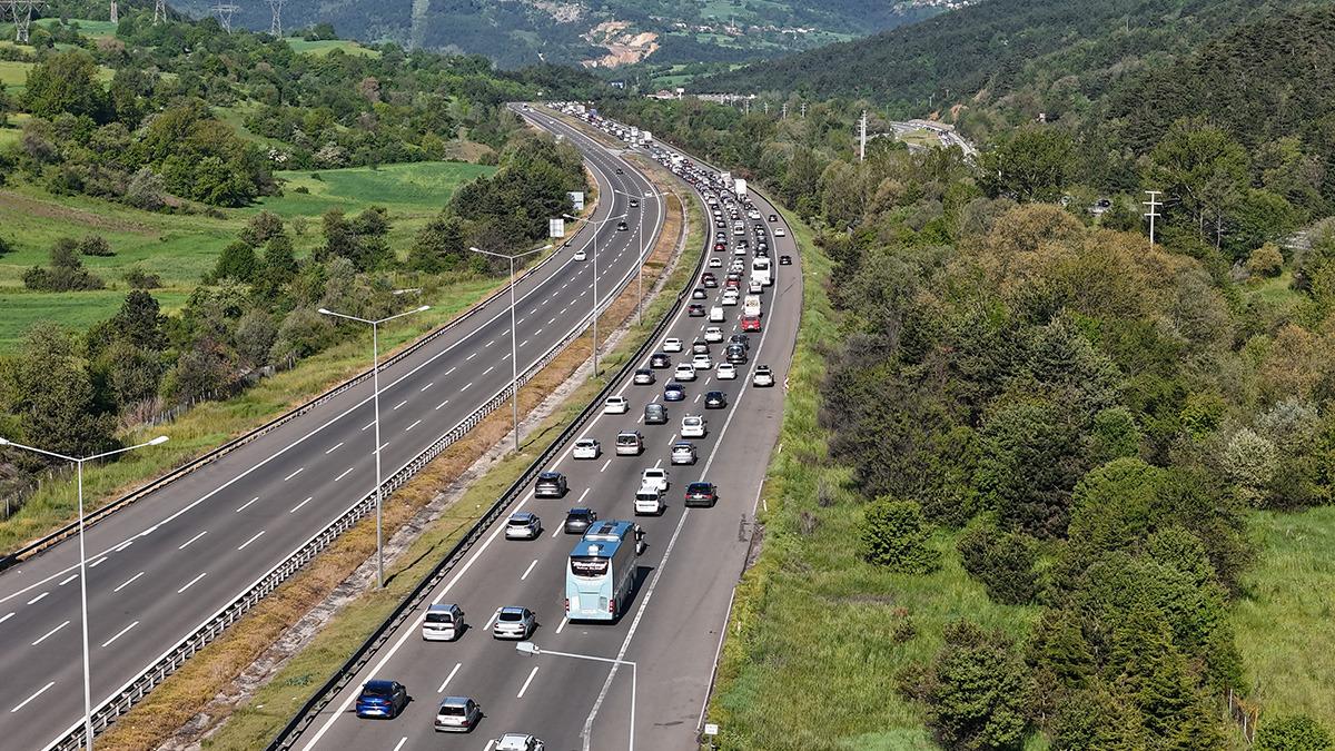 Bolu’da Dönüş Trafiği Kilitlendi! Araç Kuyruğu Uzadı