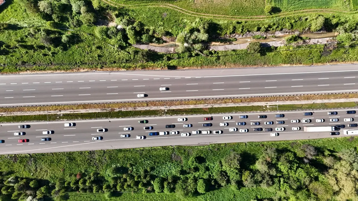 Bir taraf boş! Bir tarafta iğne atsan yere düşmez 2