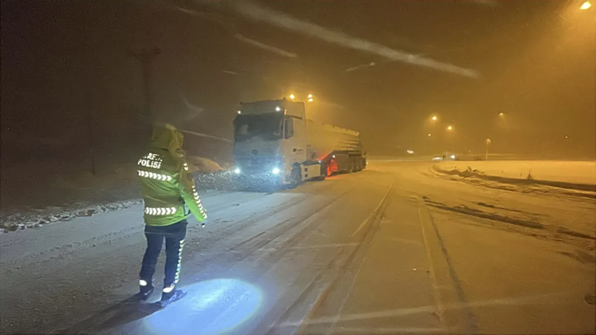 Bolu Dağı’nda Kar Yağışıyla Ulaşım Aksadı!