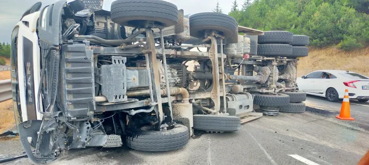 Bolu Dağı Tüneli’nde Kamyon Devrildi, Trafik Kilitlendi!