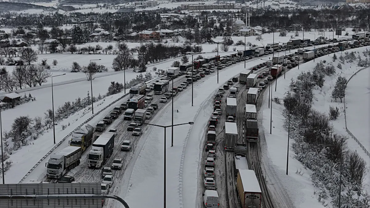 Bolu Geçişinde Kar ve Buz Trafiği Felç Etti!