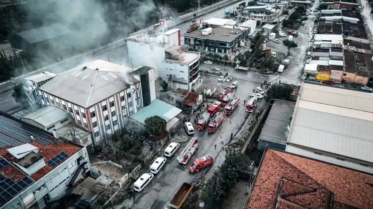 Bornova’da Ayakkabı Fabrikasında Yangın Paniği!