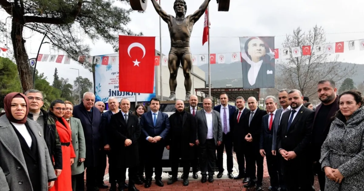 Bornova’da ‘Cep Herkülü’ Naim Süleymanoğlu Heykeli