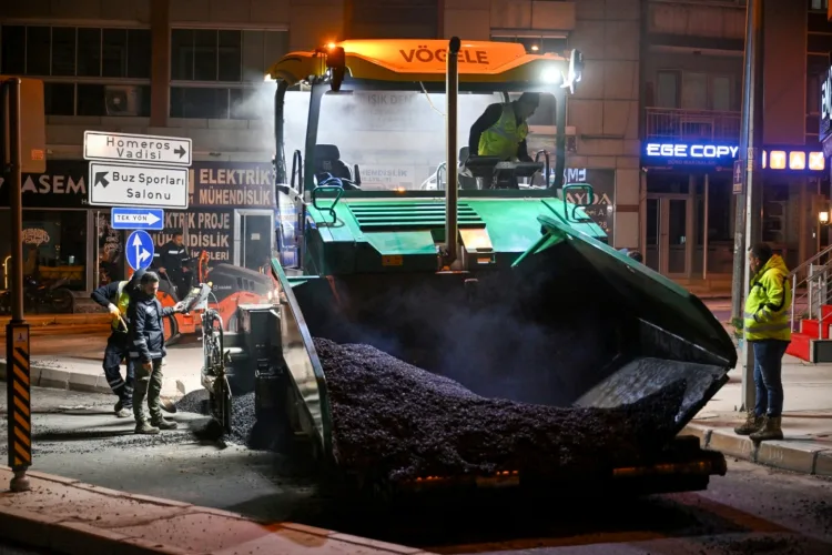 Bornova’da Gece Asfalt Yenileme Çalışmaları
