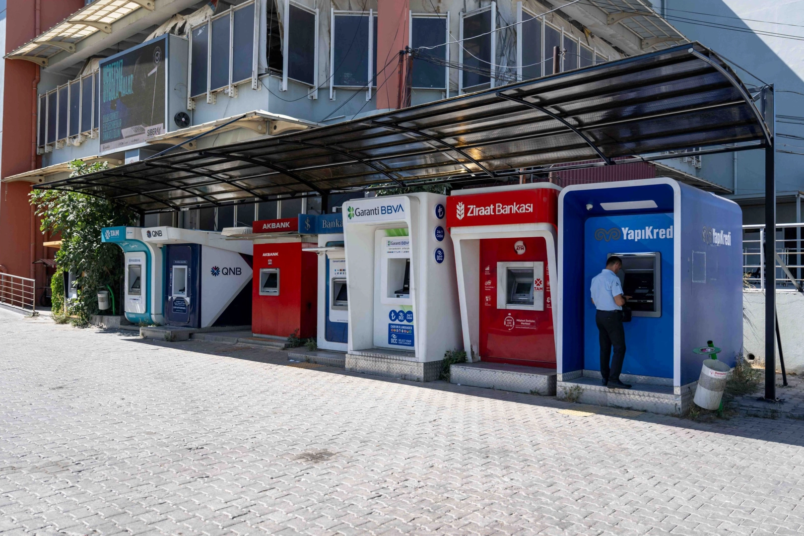 Bornova’da Gölgeliklerle Konfor Artışı!