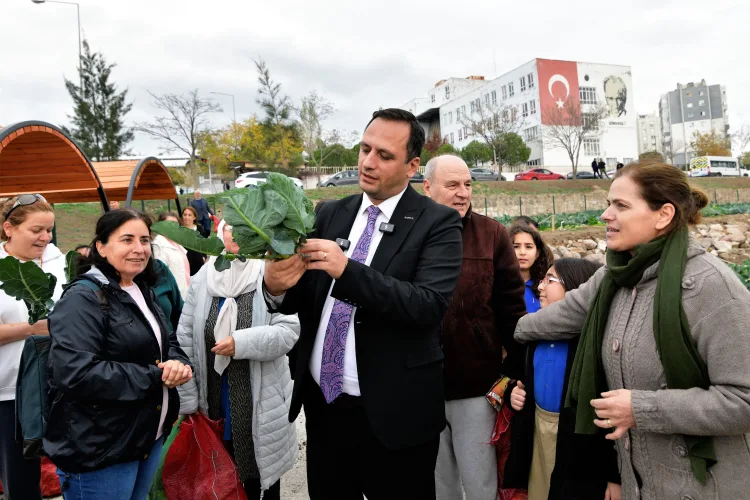 Bornova’da Kadınlar Kış Sebzesi Hasadı Yaptı!