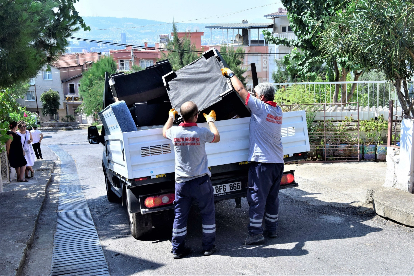 Bornova’da Sel Mağdurlarına Askıda Eşya Desteği